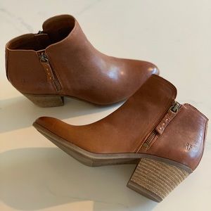 NWOT Frye Leather Judy Zip Up Booties